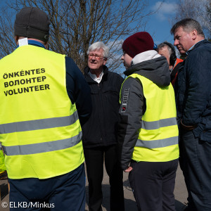 Gespräch mit zwei Helfern und dem dem ungarischen Pfarrer Geza Laborczi