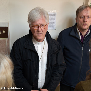 Landesbischof Heinrich Bedford-Strohm und Oberkirchenrat Michael Martin begegnen zwei geflüchteten Ukrainerinnen am Grenzübergang Tiszabecs.